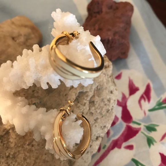 Monet ladies earrings